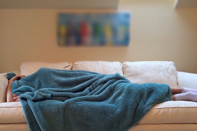 spící osoba na gauči