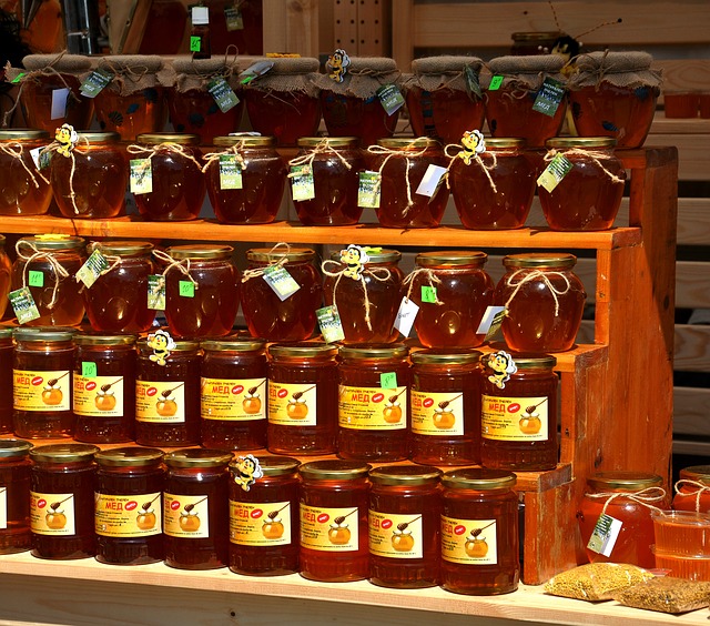 prodej medu na trhu