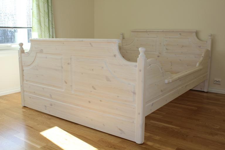 dřevěná přírodní postel