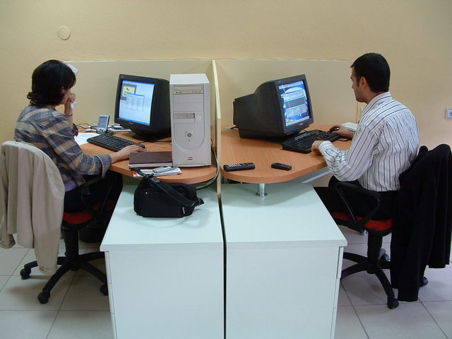 muž i žena pracují na počítači v kanceláři